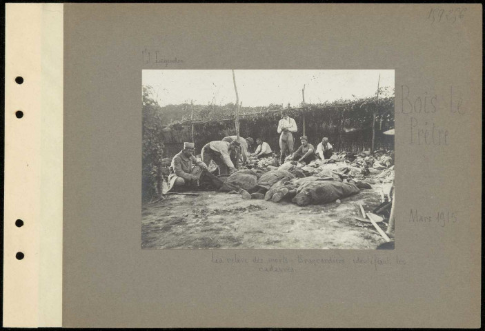 Bois le Prêtre. Le relève des morts. Brancardiers identifiant les cadavres