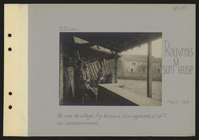 Rouvrois-sur-Meuse. Un coin du village. À gauche, bureaux d'un régiment d'infanterie au cantonnement