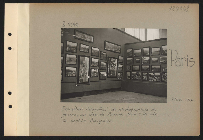 Paris. Exposition interalliée de photographies de guerre, au Jeu de Paume. Une salle de la section française