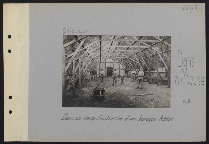 Dans la Meuse. Dans un camp. Construction d'une baraque Adrian