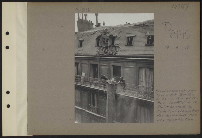 Paris. Bombardement par canon dit Bertha le 25-4-18 à 07h10. Rue Soufflot numéro 22. Point de chute de l'obus, et évacuation des décombres par une canalisation