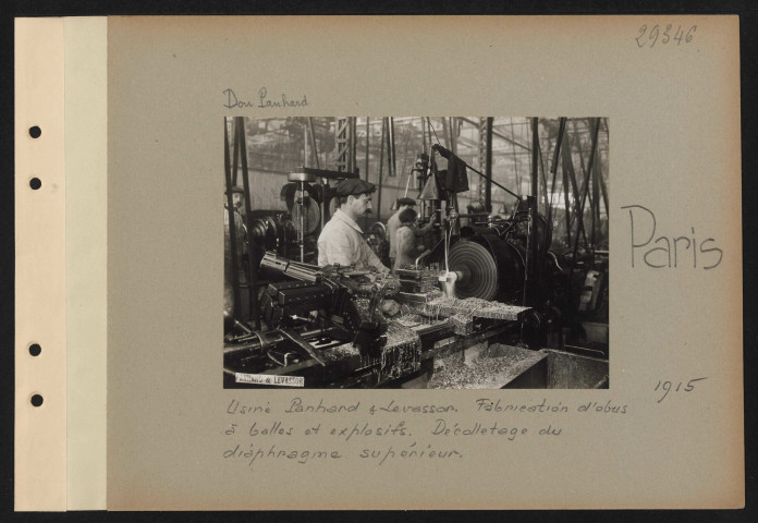 Paris. Usine Panhard et Levassor. Fabrication d'obus à balles et explosifs. Décolletage du diaphragme supérieur