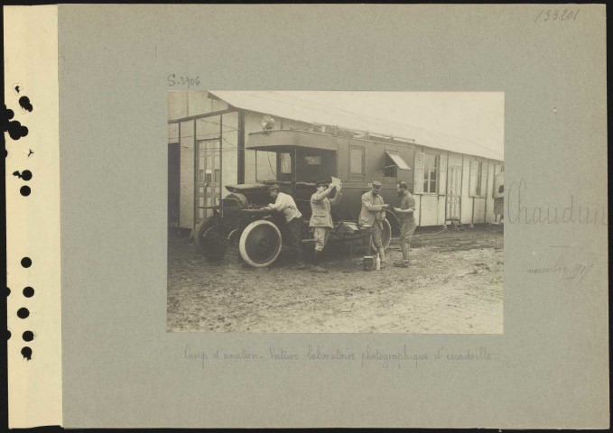 Chaudun. Camp d'aviation. Voiture laboratoire photographique d'escadrille