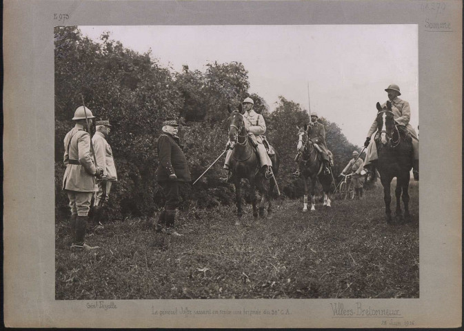 Villers-Bretonneux (Somme). Le général Joffre passant en revue une brigade du 35e C.A. Le général Fayolle