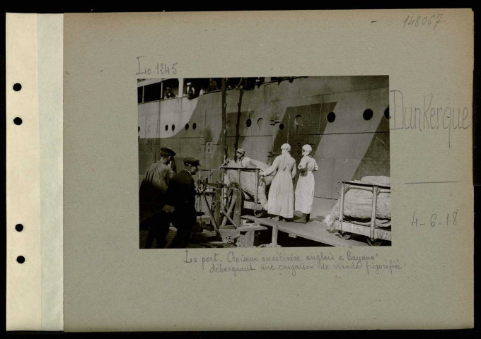 Dunkerque. Le port. Croiseur auxiliaire anglais "Bayano" débarquant une cargaison de viande frigorifiée