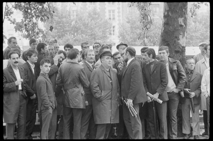 Grève de la RATP : la délégation des ouvriers du dépôt de Fontenay-sous-Bois devant la direction de la RATP
