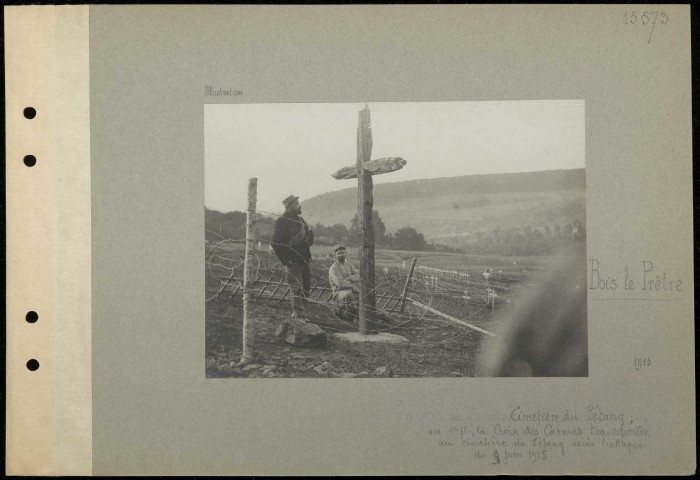 Bois le Prêtre. Cimetière du Pétant. Au premier plan, la Croix des Carmes transportée au cimetière du Pétant après l'attaque du 9 juin 1915