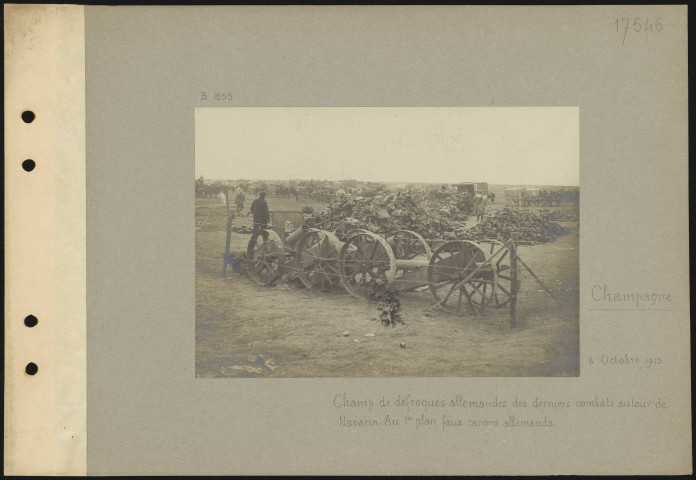 Champagne. Champ de défroques allemandes des derniers combats autour de Navarin. Au premier plan, faux canons allemands