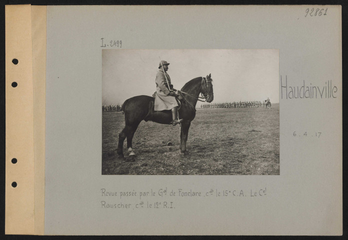 Haudainville. Revue passée par le général de Fonclare commandant le 15e CA. Le colonel Rauscher commandant le 12e RI