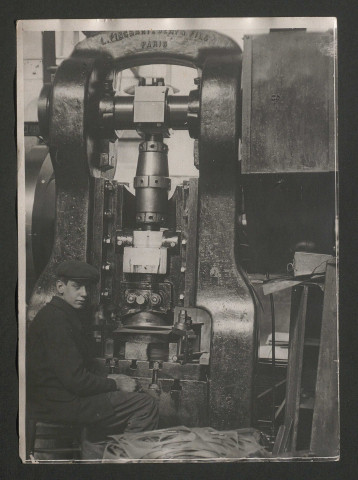 Fabrique de casques à l'usine Dupeyron à Paris (Seine)