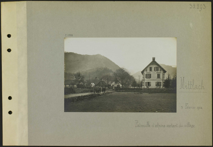 Mittlach. Patrouille d'alpins sortant du village