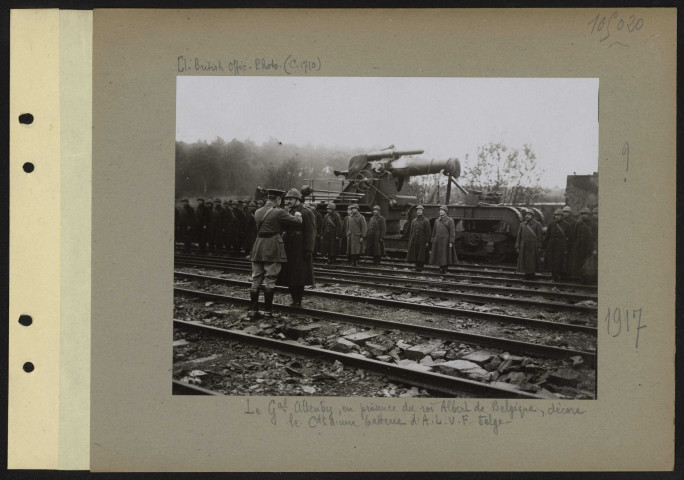 S.l. Le général Allenby, en présence du roi Albert de Belgique, décore le commandant d'une batterie d'ALVF belge