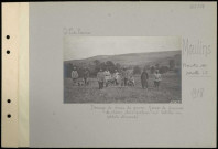 Moulins. Dressage de chiens de guerre. Groupe de dresseurs de chiens, dont quelques-uns habillées en soldats allemands