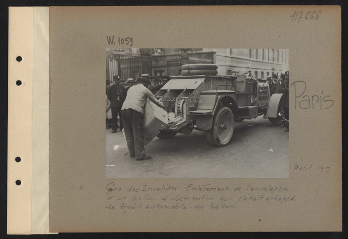 Paris. Gare des Invalides. Enlèvement de l'enveloppe d'un ballon d'observation qui s'était échappé. Le treuil automobile du ballon