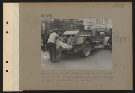 Paris. Gare des Invalides. Enlèvement de l'enveloppe d'un ballon d'observation qui s'était échappé. Le treuil automobile du ballon