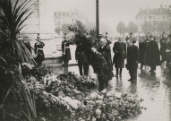 11 novembre 1935 à Paris. Sous-Titre : Le président de la République et M. Daladier à l'Arc de Triomphe, dépose une couronne sur la Tombe du Soldat Inconnu.