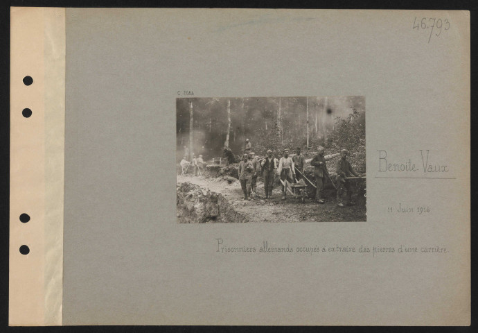 Benoite-Vaux. Prisonniers allemands occupés à extraire des pierres d'une carrière