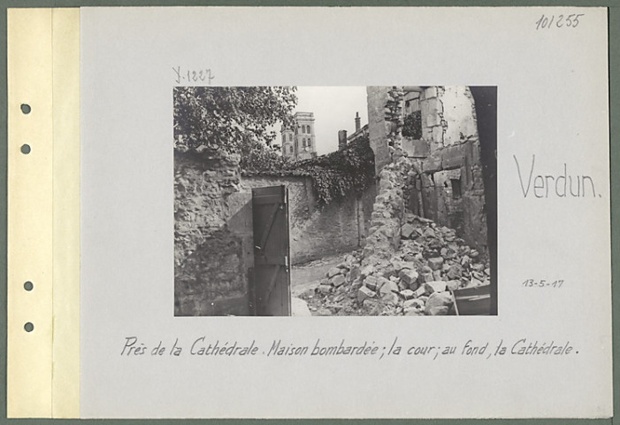 Verdun. Près de la cathédrale. Maison bombardée ; la cour ; au fond, la cathédrale