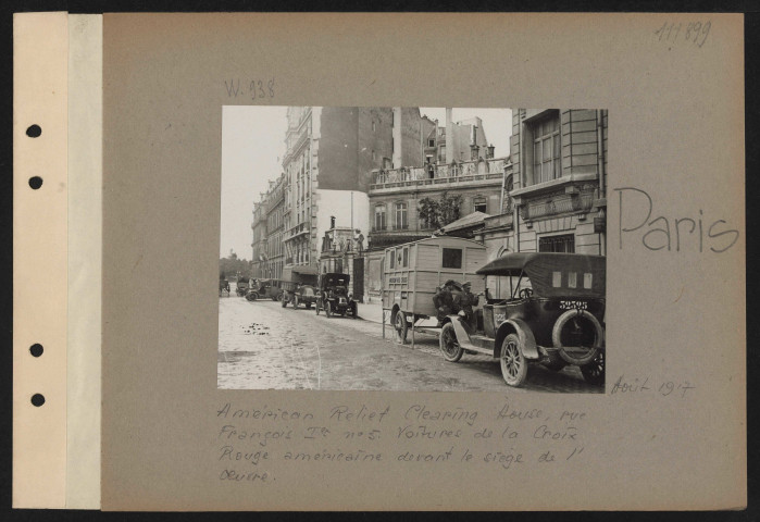 Paris. American Relief Clearing House, rue François Ier numéro 5. Voiture de la Croix-Rouge américaine devant le siège de l'œuvre