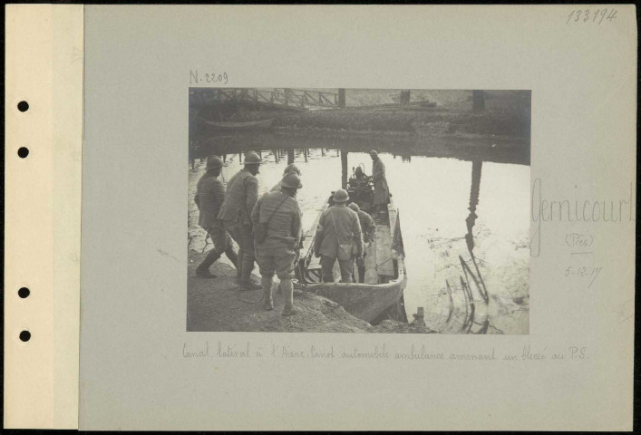 Gernicourt (près). Canal latéral à l'Aisne. Canot automobile ambulance amenant un blessé au poste de secours