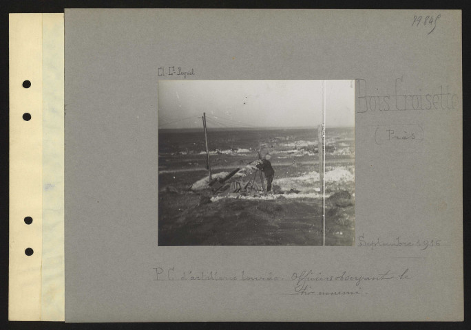 Bois Croisette (près). Poste de commandement d'artillerie lourde : officiers observant le tir ennemi