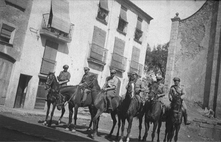 Patrouille de six cavaliers de la brigade devant une maison près de Mequenza