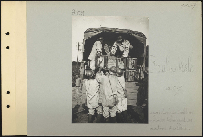 Breuil-sur-Vesle. La gare. Corvée de tirailleurs annamites déchargeant les munitions d'artillerie