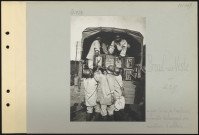 Breuil-sur-Vesle. La gare. Corvée de tirailleurs annamites déchargeant les munitions d'artillerie