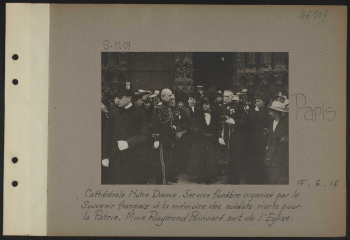 Paris. Cathédrale Notre-Dame. Service funèbre organisé par le Souvenir français à la mémoire des soldats morts pour la patrie. Madame Raymond Poincaré sort de l'église