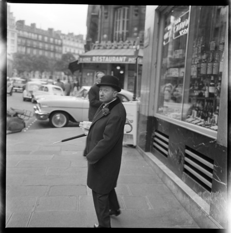 Visite de John Fitzgerald Kennedy à Paris. Daniel Cauchy à une terrasse de café. Jean Richard dans la rue