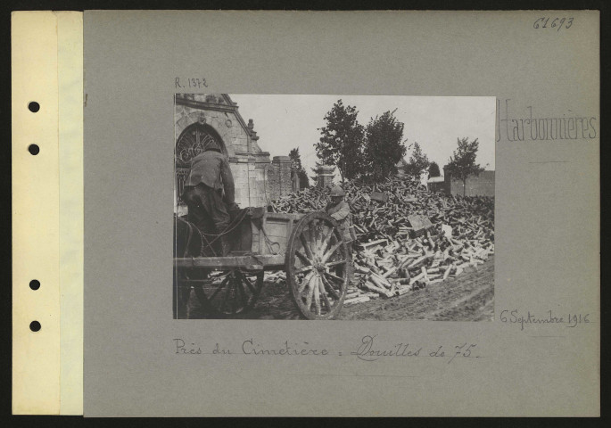 Harbonnières. Près du cimetière : douilles de 75