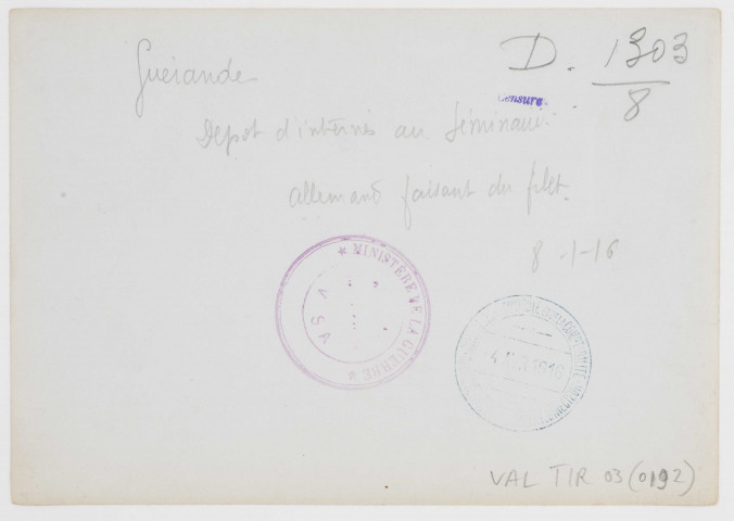 Guérande. Dépôt d'internés au séminaire. Allemand faisant un filet