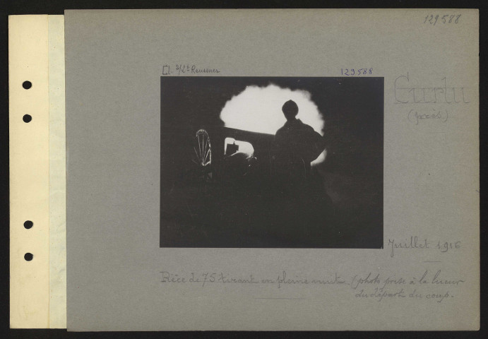 Curlu (près). Pièce de 75 tirant en peine nuit. (photo prise à la lueur du départ du coup)