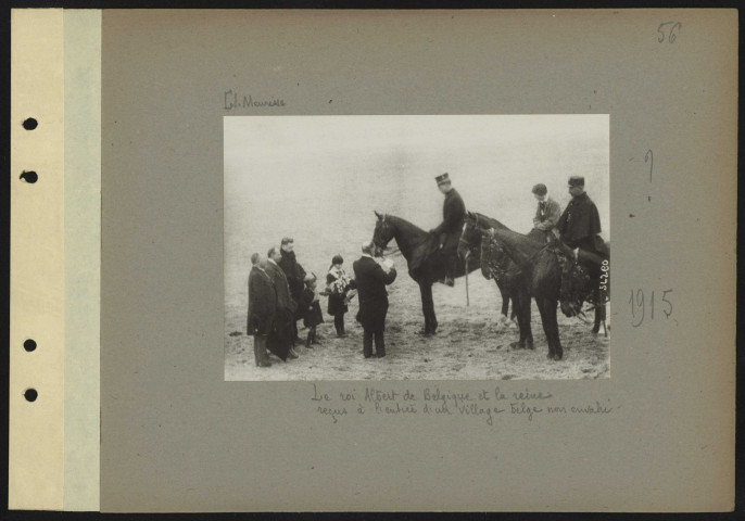 S.l. Le roi Albert de Belgique et la reine reçus à l'entrée d'un village belge non envahi