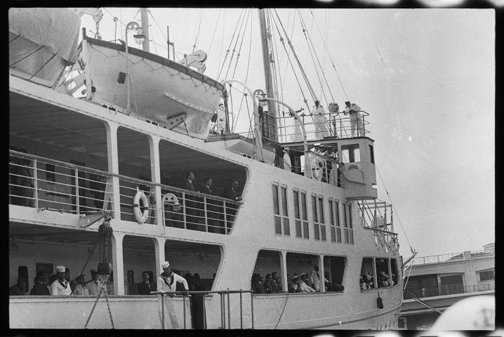 Arrivée de Nasser à Alger sur son bateau qui avec Ben Bella salue la foule et défile dans les rue