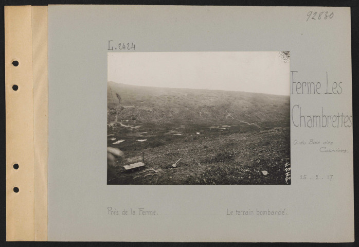 Ferme Les Chambrettes (ouest du Bois des Caurières). Près de la ferme. Le terrain bombardé