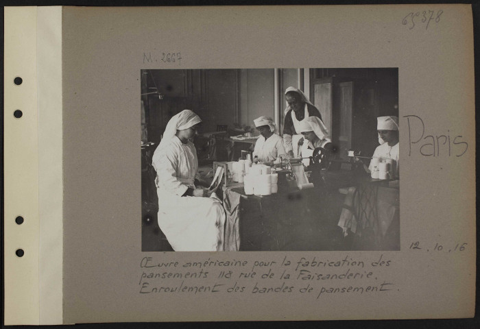 Paris. Œuvre américaine pour la fabrication des pansements 118 rue de la Faisanterie. Enroulement des bandes de pansement