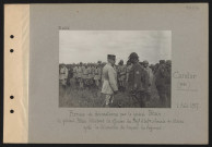Candor (près). Remise de décorations par le général Pétain : le général Pétain félicitant les officiers du régiment d'infanterie coloniale du Maroc après la décoration du drapeau du régiment