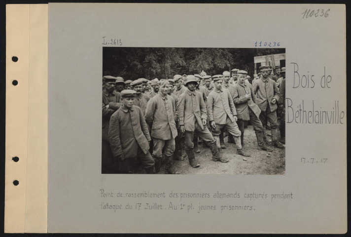 Bois de Béthelainville. Point de rassemblement des prisonniers allemands capturés pendant l'attaque du 17 juillet. Au premier plan, jeunes prisonniers