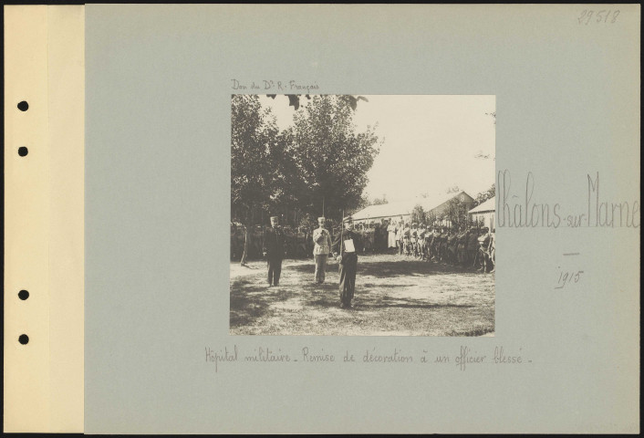 Châlons-sur-Marne. Hôpital militaire. Remise de décorations à un officier blessé