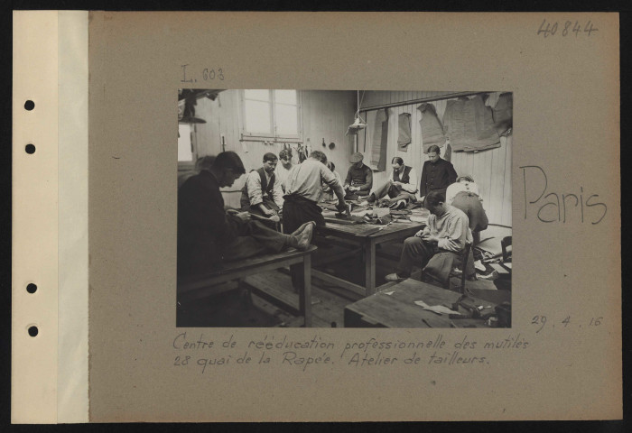 Paris. Centre de rééducation professionnelle des mutilés 28 quai de la Rapée. Atelier de tailleurs