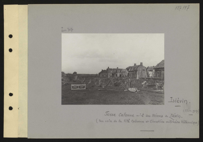 Liévin. Fosse Calonne n° 2 des mines de Liévin. Un coin de la Cité Calonne et cimetière militaire britannique