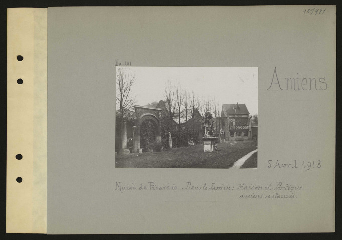 Amiens. Musée de Picardie : dans le jardin : maison et portique anciens restaurés