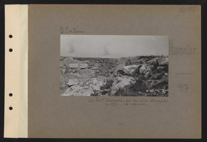 Manonviller. Le fort bouleversé par les mines allemandes en 1914. Les entonnoirs