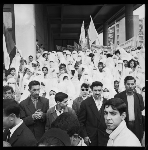 Manifestation et meeting à Alger organisée par le FLN en présence de Bachir Boumaza (ministre du travail), Ben Bella et Boumedienne (début): 1