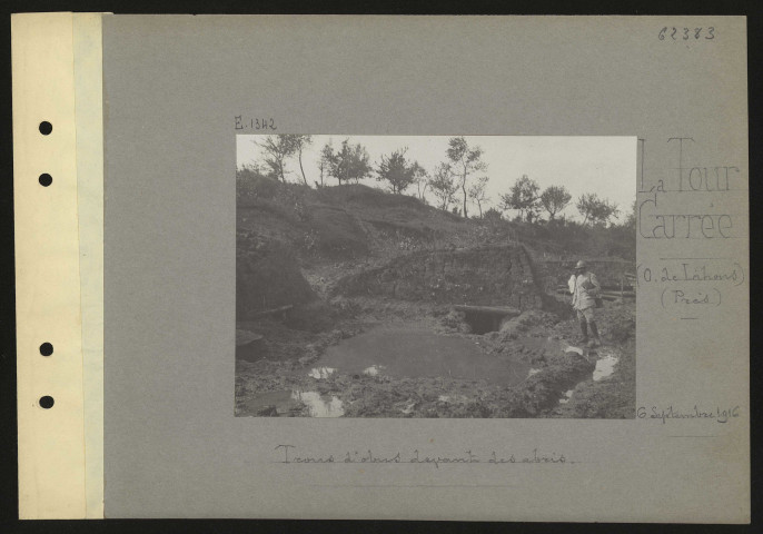 La Tour carrée (ouest de Lihons) (près). Trous d'obus devant des abris