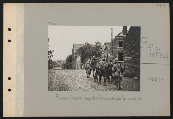 Roye-sur-Matz. Prisonniers allemands transportant leurs propre mitrailleuses capturées