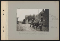 Roye-sur-Matz. Prisonniers allemands transportant leurs propre mitrailleuses capturées