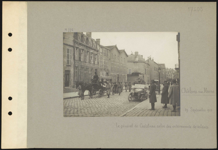 Châlons-sur-Marne. Le général de Castelnau salue des enterrements de soldats