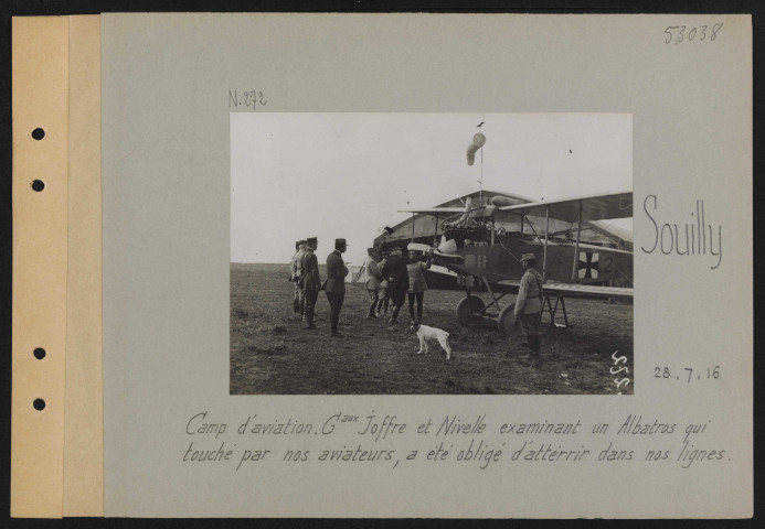 Souilly. Camp d'aviation. Généraux Joffre et Nivelle examinant un Albatros qui, touché par nos aviateurs, a été obligé d'atterrir dans nos lignes